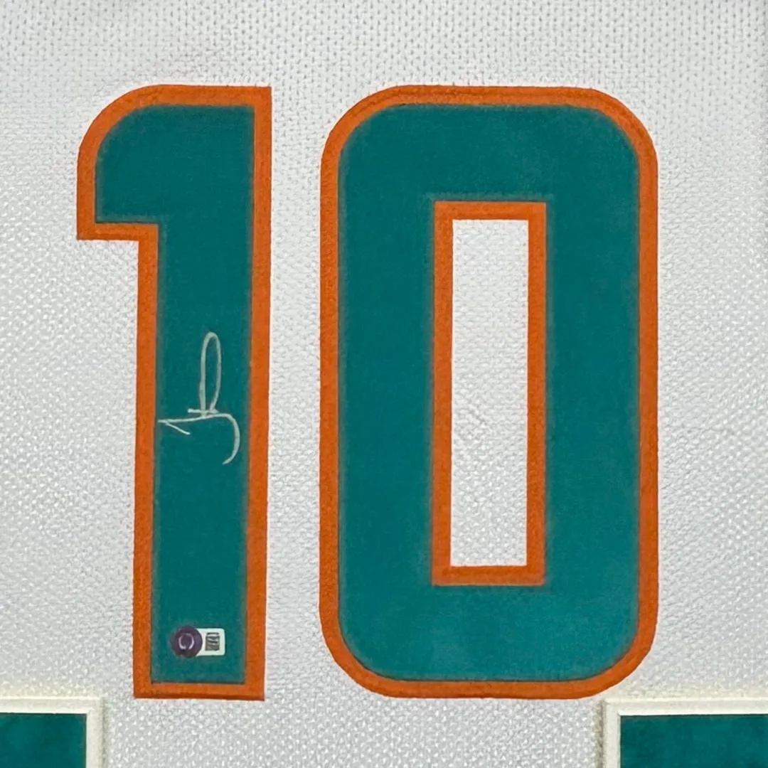 Tyreek Hill Signed Miami White Custom Double-Suede Framed football Jersey (Beckett)